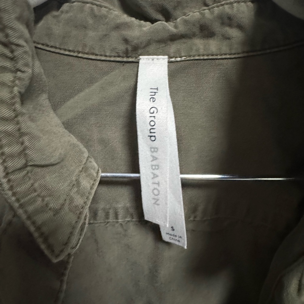 Aritzia Casual Button Down Shirt - Picture 3 of 3